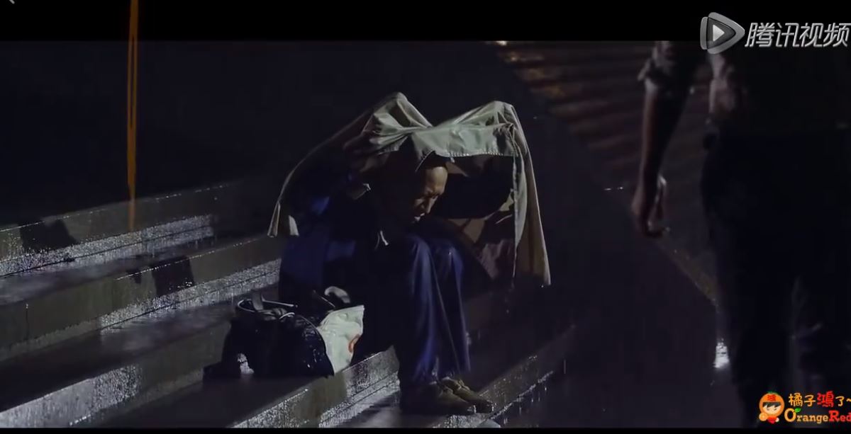 「啞巴父親」帶著水果來公司找兒子，兒子卻「一臉難為情」不願見他！直到他發現...