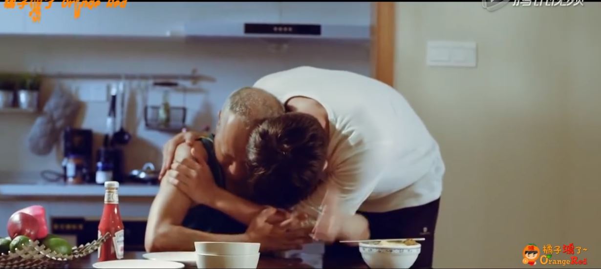 「啞巴父親」帶著水果來公司找兒子，兒子卻「一臉難為情」不願見他！直到他發現...