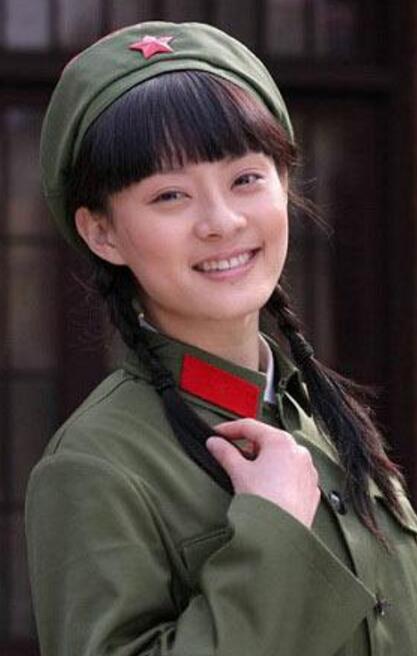 看看孫儷怎麼對待「拋棄她的生父」，再看看知名主持人怎麼對待「很少回家的爸爸」，難怪觀眾愛她們！