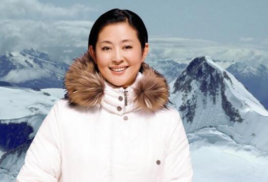 看看孫儷怎麼對待「拋棄她的生父」，再看看知名主持人怎麼對待「很少回家的爸爸」，難怪觀眾愛她們！