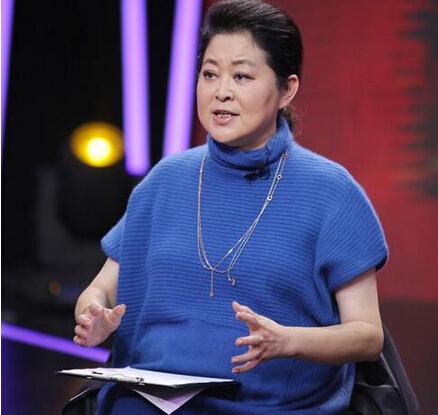 看看孫儷怎麼對待「拋棄她的生父」，再看看知名主持人怎麼對待「很少回家的爸爸」，難怪觀眾愛她們！