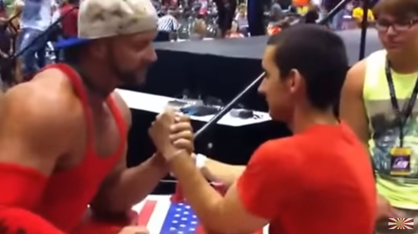 這名壯漢以為自己比較壯碩「比腕力贏定了」，結果比賽才剛開始...馬上跌破眾人眼鏡！