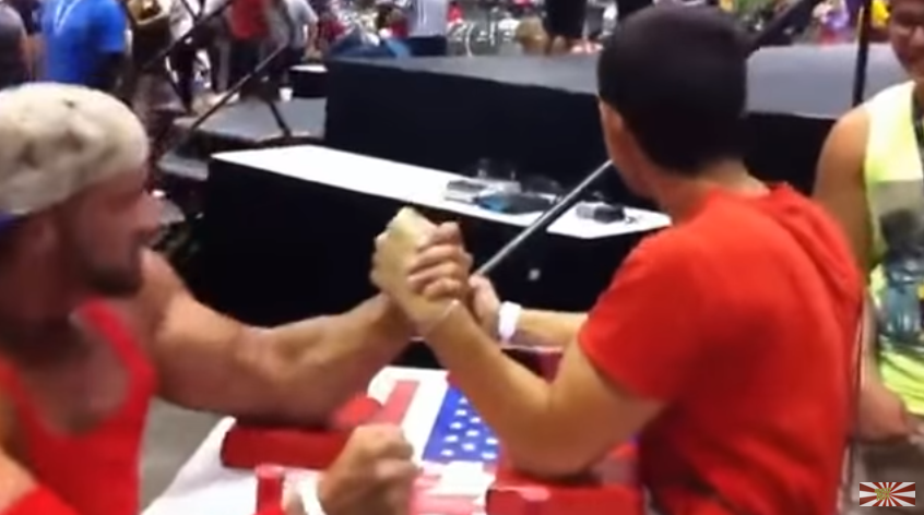 這名壯漢以為自己比較壯碩「比腕力贏定了」，結果比賽才剛開始...馬上跌破眾人眼鏡！