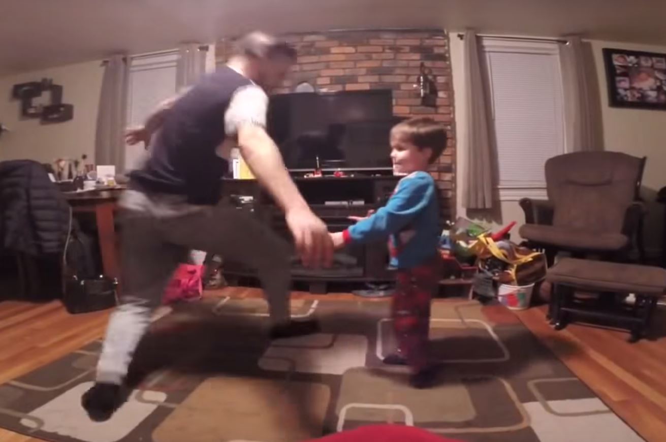 爸爸趁老婆不在家「找兒子尬舞」！輪到兒子上場「一個帥氣側翻接著...」比老爸還厲害！