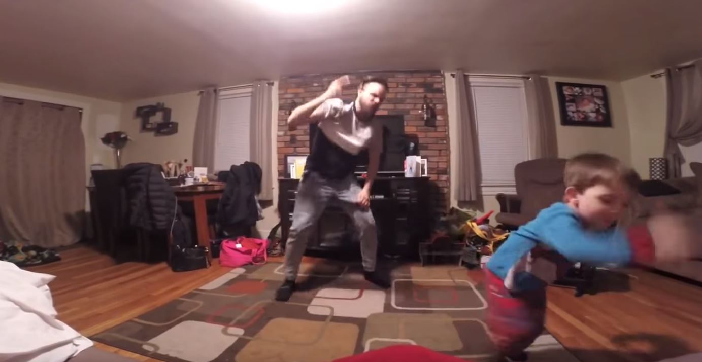 爸爸趁老婆不在家「找兒子尬舞」！輪到兒子上場「一個帥氣側翻接著...」比老爸還厲害！