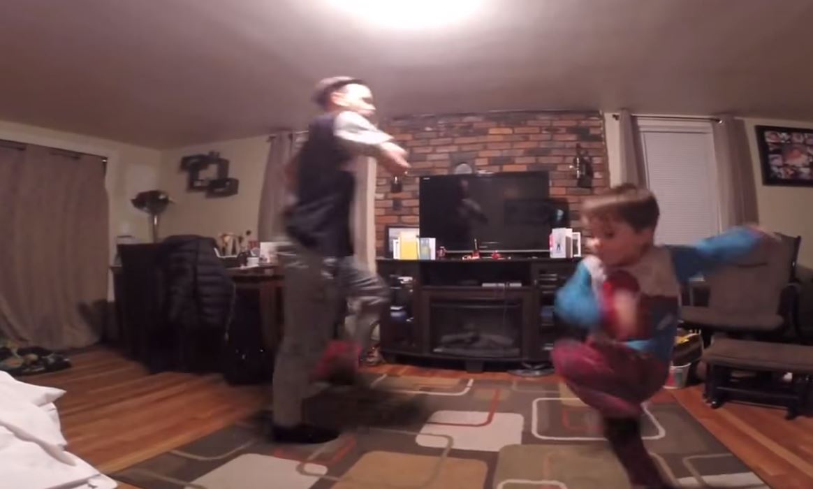爸爸趁老婆不在家「找兒子尬舞」！輪到兒子上場「一個帥氣側翻接著...」比老爸還厲害！