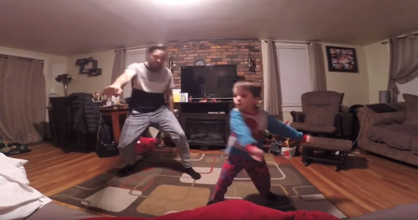 爸爸趁老婆不在家「找兒子尬舞」！輪到兒子上場「一個帥氣側翻接著...」比老爸還厲害！