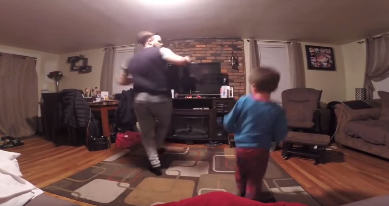 爸爸趁老婆不在家「找兒子尬舞」！輪到兒子上場「一個帥氣側翻接著...」比老爸還厲害！