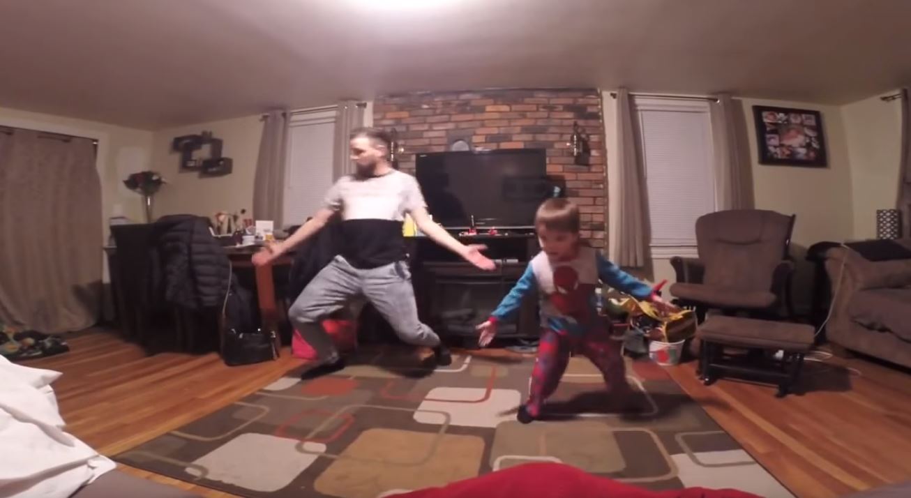 爸爸趁老婆不在家「找兒子尬舞」！輪到兒子上場「一個帥氣側翻接著...」比老爸還厲害！