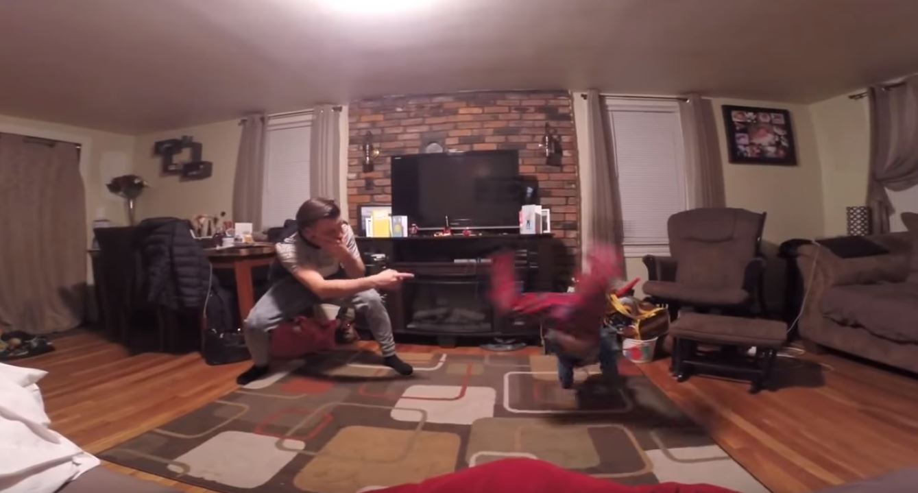 爸爸趁老婆不在家「找兒子尬舞」！輪到兒子上場「一個帥氣側翻接著...」比老爸還厲害！