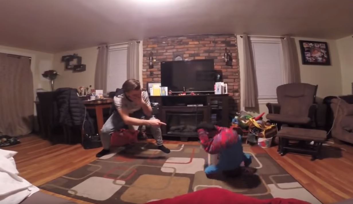 爸爸趁老婆不在家「找兒子尬舞」！輪到兒子上場「一個帥氣側翻接著...」比老爸還厲害！