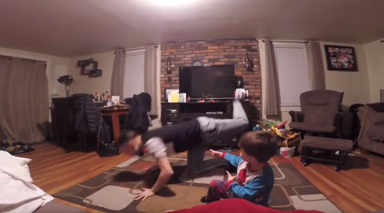 爸爸趁老婆不在家「找兒子尬舞」！輪到兒子上場「一個帥氣側翻接著...」比老爸還厲害！