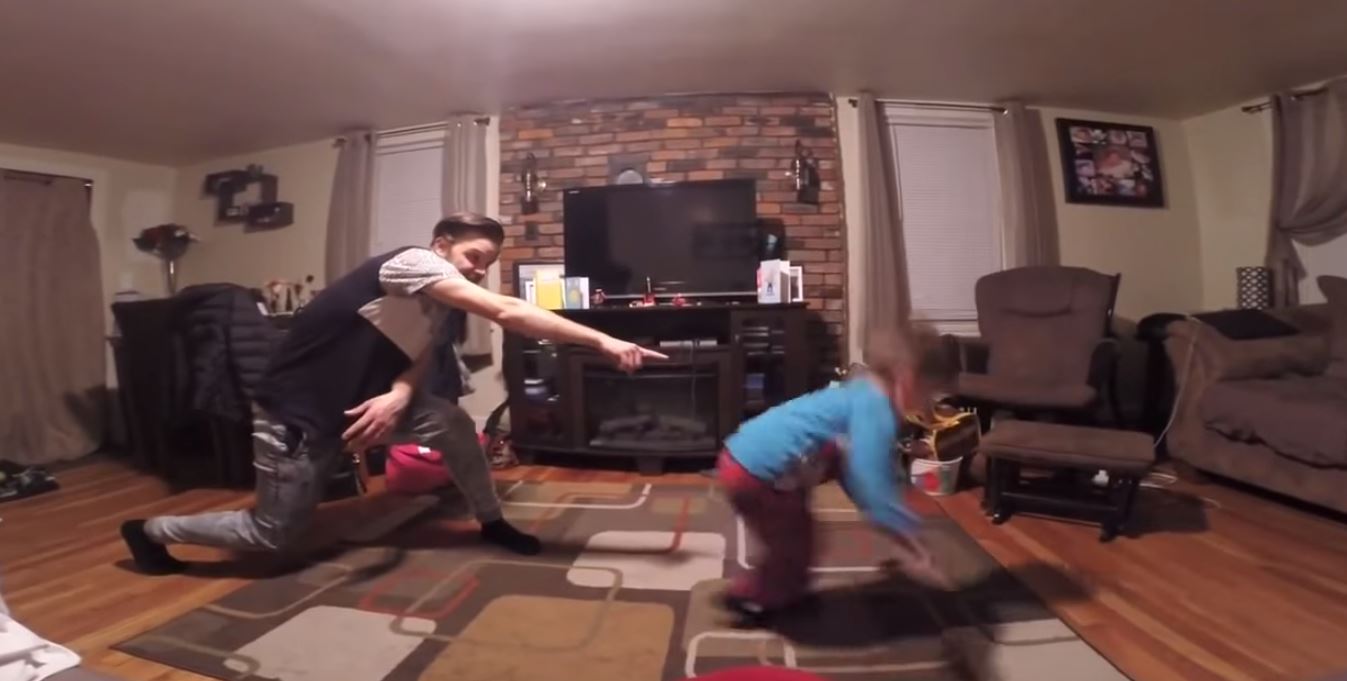 爸爸趁老婆不在家「找兒子尬舞」！輪到兒子上場「一個帥氣側翻接著...」比老爸還厲害！