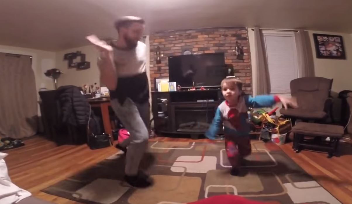 爸爸趁老婆不在家「找兒子尬舞」！輪到兒子上場「一個帥氣側翻接著...」比老爸還厲害！