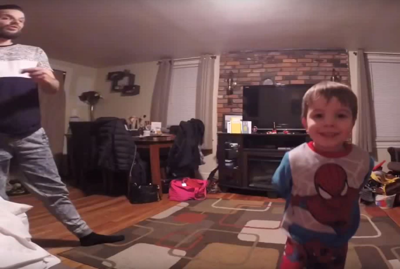 爸爸趁老婆不在家「找兒子尬舞」！輪到兒子上場「一個帥氣側翻接著...」比老爸還厲害！