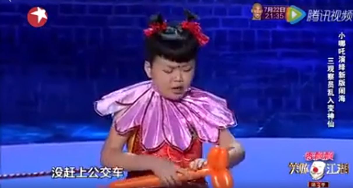 他搞笑詮釋「哪吒鬧海」精湛到連評審都驚艷！但一被問到年紀…所有人為之震撼！