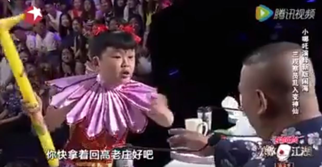 他搞笑詮釋「哪吒鬧海」精湛到連評審都驚艷！但一被問到年紀…所有人為之震撼！