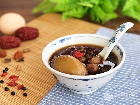 手腳冰冷不用怕！溫潤清甜「黑豆養生茶」完全沒中藥味　「當點心吃兼補血」步驟超簡單