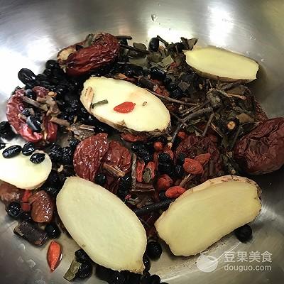 手腳冰冷不用怕！溫潤清甜「黑豆養生茶」完全沒中藥味　「當點心吃兼補血」步驟超簡單
