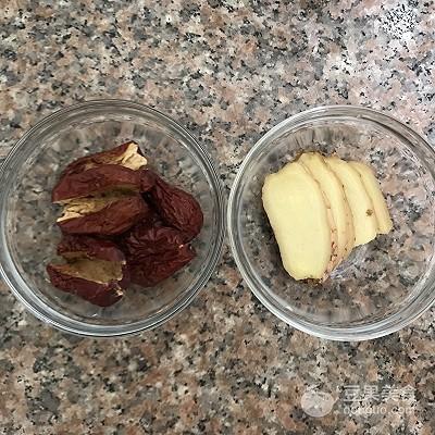 手腳冰冷不用怕！溫潤清甜「黑豆養生茶」完全沒中藥味　「當點心吃兼補血」步驟超簡單