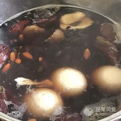 手腳冰冷不用怕！溫潤清甜「黑豆養生茶」完全沒中藥味　「當點心吃兼補血」步驟超簡單