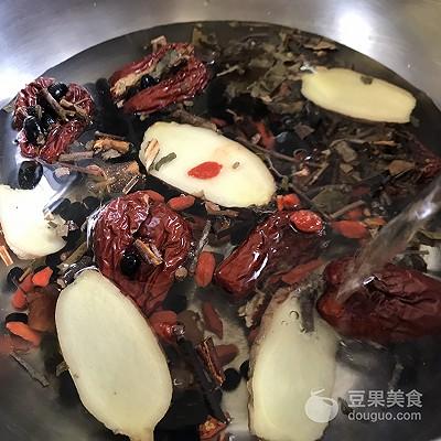 手腳冰冷不用怕！溫潤清甜「黑豆養生茶」完全沒中藥味　「當點心吃兼補血」步驟超簡單