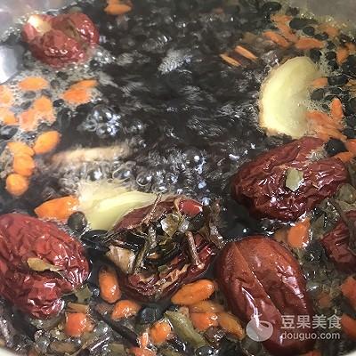 手腳冰冷不用怕！溫潤清甜「黑豆養生茶」完全沒中藥味　「當點心吃兼補血」步驟超簡單