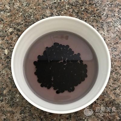 手腳冰冷不用怕！溫潤清甜「黑豆養生茶」完全沒中藥味　「當點心吃兼補血」步驟超簡單