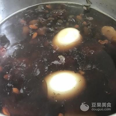 手腳冰冷不用怕！溫潤清甜「黑豆養生茶」完全沒中藥味　「當點心吃兼補血」步驟超簡單