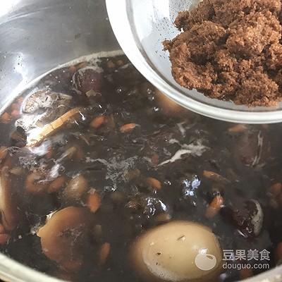 手腳冰冷不用怕！溫潤清甜「黑豆養生茶」完全沒中藥味　「當點心吃兼補血」步驟超簡單