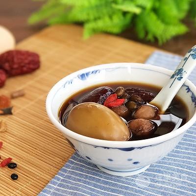 手腳冰冷不用怕！溫潤清甜「黑豆養生茶」完全沒中藥味　「當點心吃兼補血」步驟超簡單
