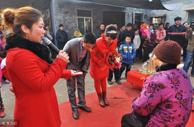 新婚夜老婆就要我「上交工資卡」才肯跟我同房！沒想到3年後「查餘額」卻讓我當場愣了