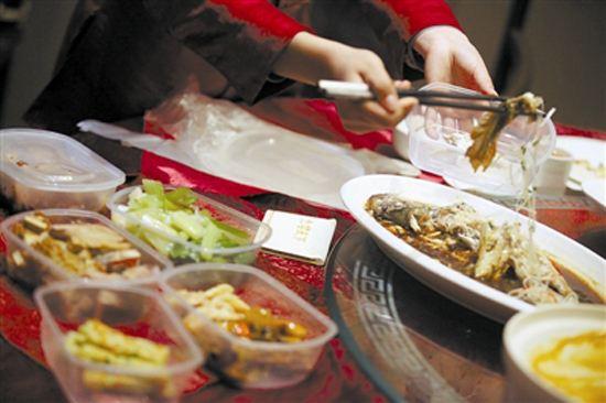 初次見親家「父親打包剩菜」被女方全家人看低，結賬時經理「一句話」卻讓親家母臉僵了！