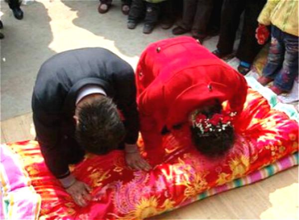 初次見親家「父親打包剩菜」被女方全家人看低，結賬時經理「一句話」卻讓親家母臉僵了！