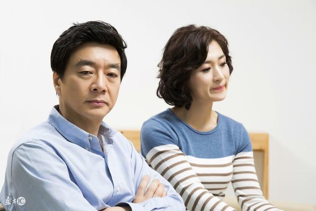 初次見親家「父親打包剩菜」被女方全家人看低，結賬時經理「一句話」卻讓親家母臉僵了！