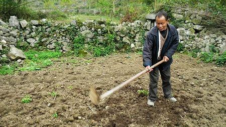 初次見親家「父親打包剩菜」被女方全家人看低，結賬時經理「一句話」卻讓親家母臉僵了！