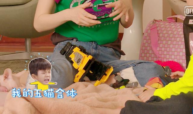 霍思燕「弄壞嗯哼玩具」超尷尬，下一秒她卻立刻轉移話題...「母子倆反應」被網友狂讚！