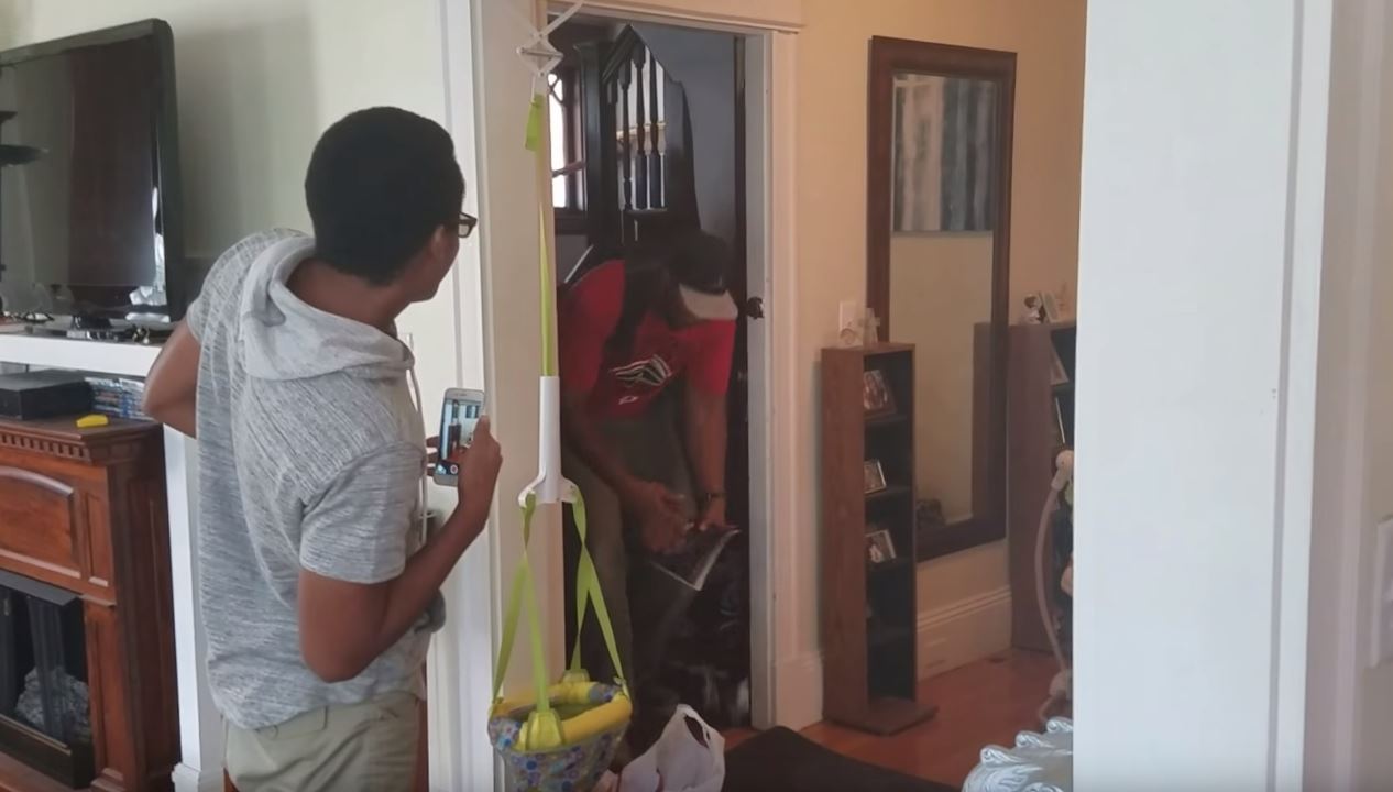 整整10年沒見到媽媽！某天回家老婆「在客廳藏了大驚喜」　慢超多拍「一回頭嚇到跪下來」