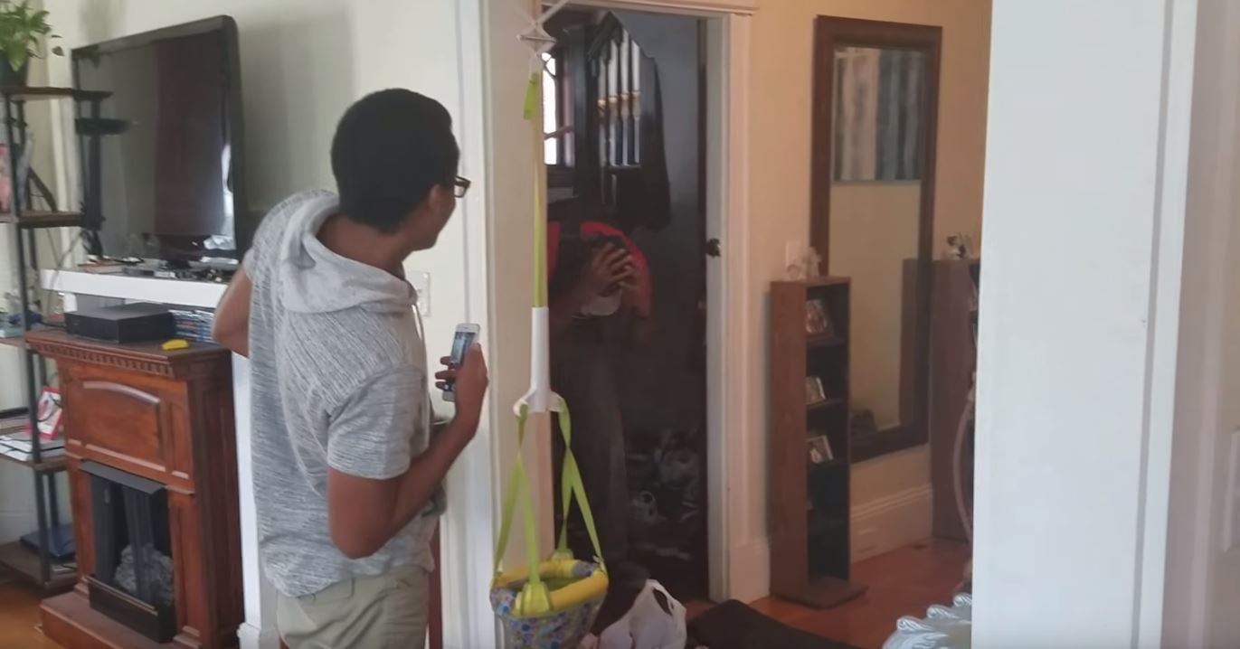 整整10年沒見到媽媽！某天回家老婆「在客廳藏了大驚喜」　慢超多拍「一回頭嚇到跪下來」