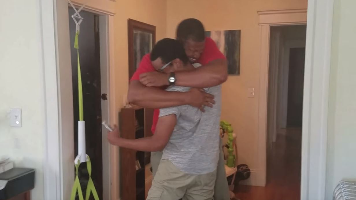 整整10年沒見到媽媽！某天回家老婆「在客廳藏了大驚喜」　慢超多拍「一回頭嚇到跪下來」