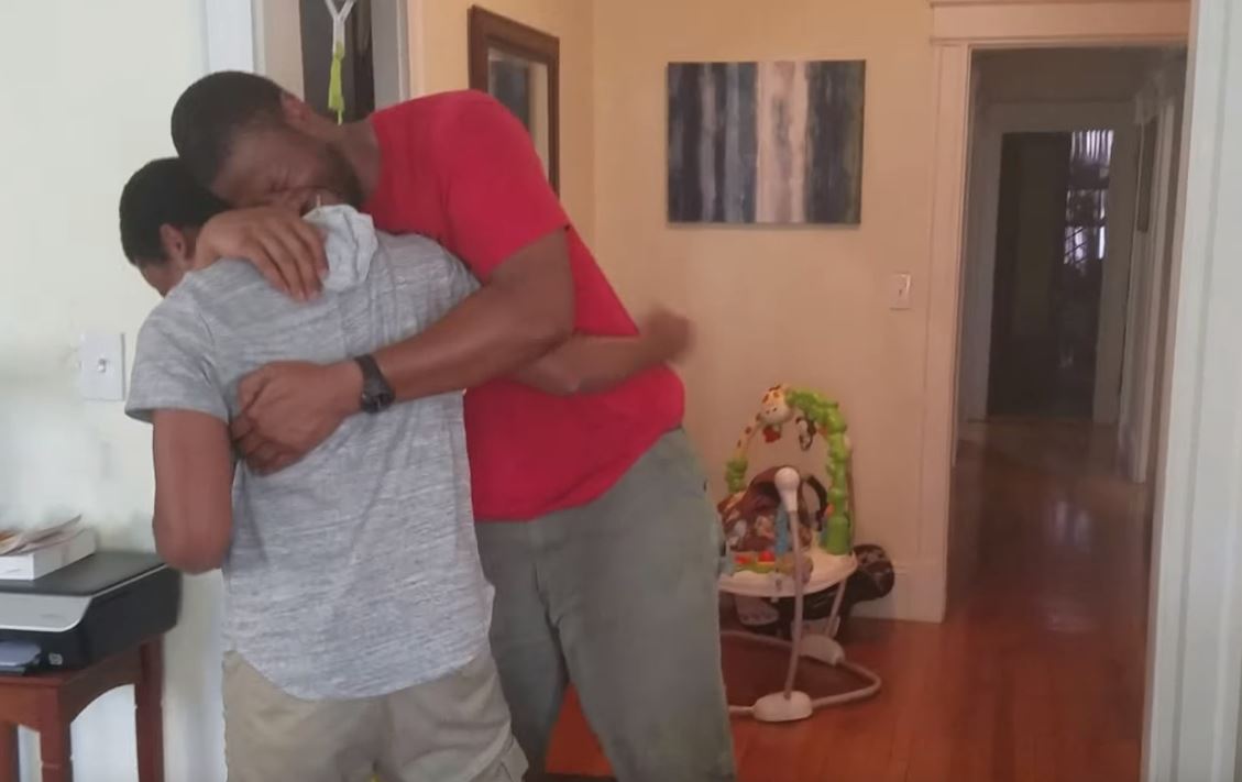 整整10年沒見到媽媽！某天回家老婆「在客廳藏了大驚喜」　慢超多拍「一回頭嚇到跪下來」