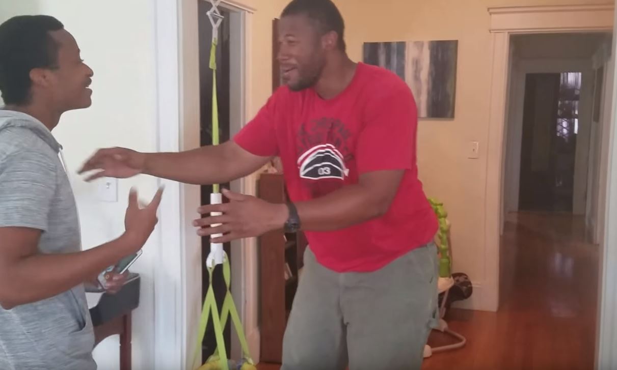 整整10年沒見到媽媽！某天回家老婆「在客廳藏了大驚喜」　慢超多拍「一回頭嚇到跪下來」