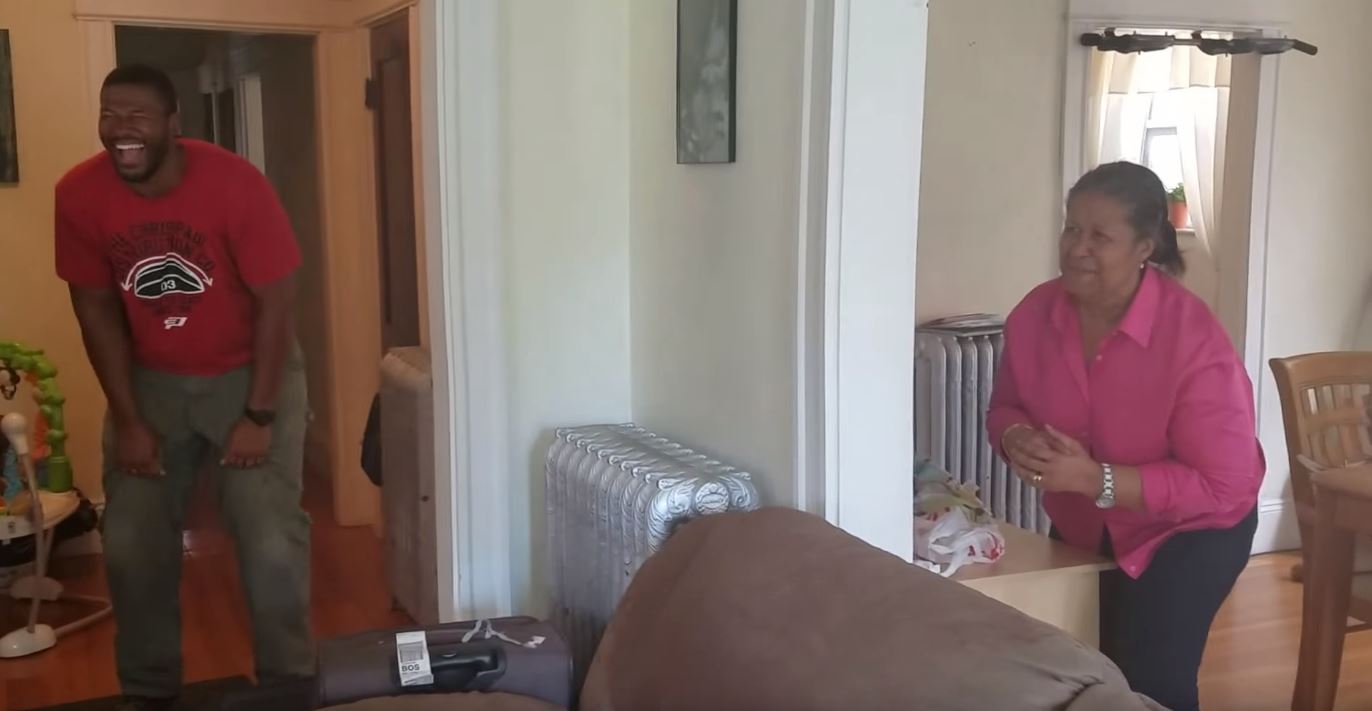 整整10年沒見到媽媽！某天回家老婆「在客廳藏了大驚喜」　慢超多拍「一回頭嚇到跪下來」