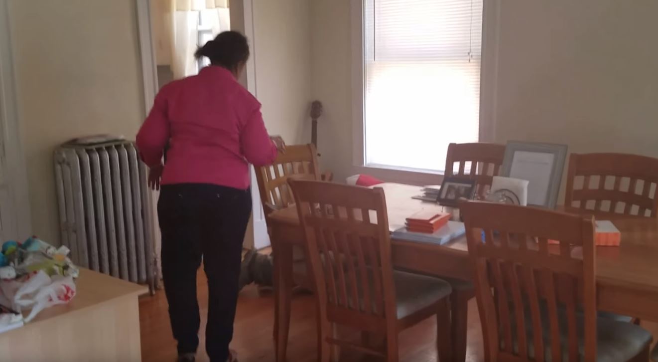 整整10年沒見到媽媽！某天回家老婆「在客廳藏了大驚喜」　慢超多拍「一回頭嚇到跪下來」