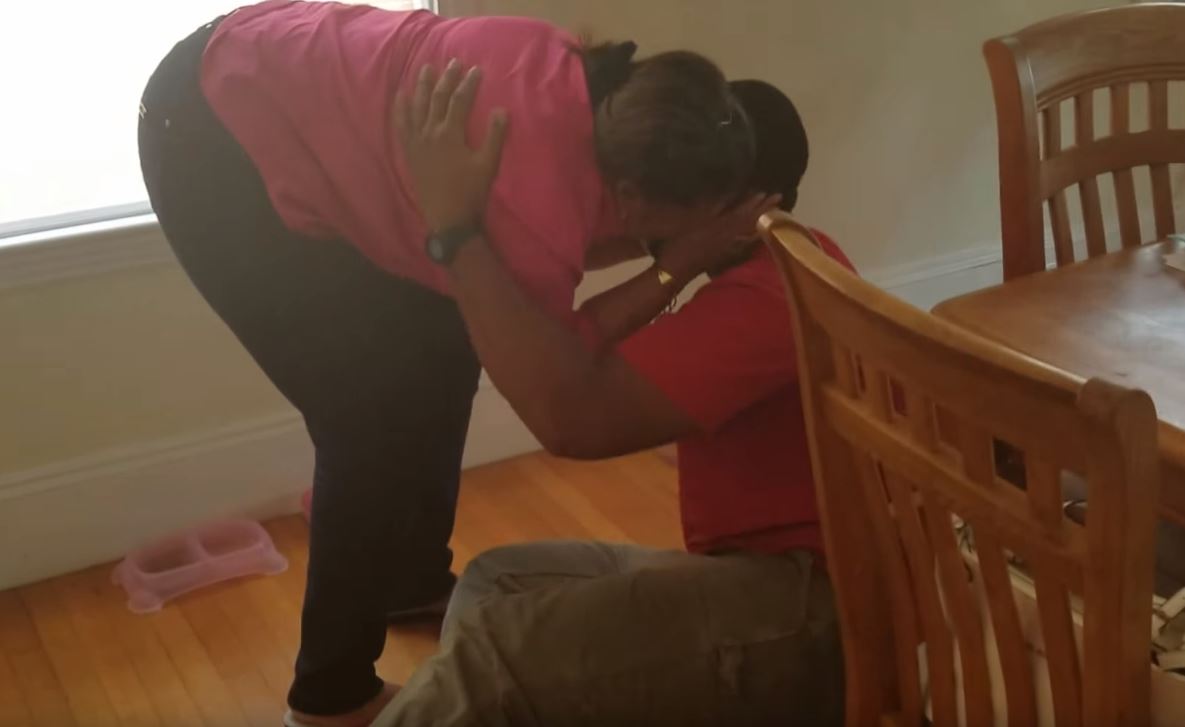 整整10年沒見到媽媽！某天回家老婆「在客廳藏了大驚喜」　慢超多拍「一回頭嚇到跪下來」