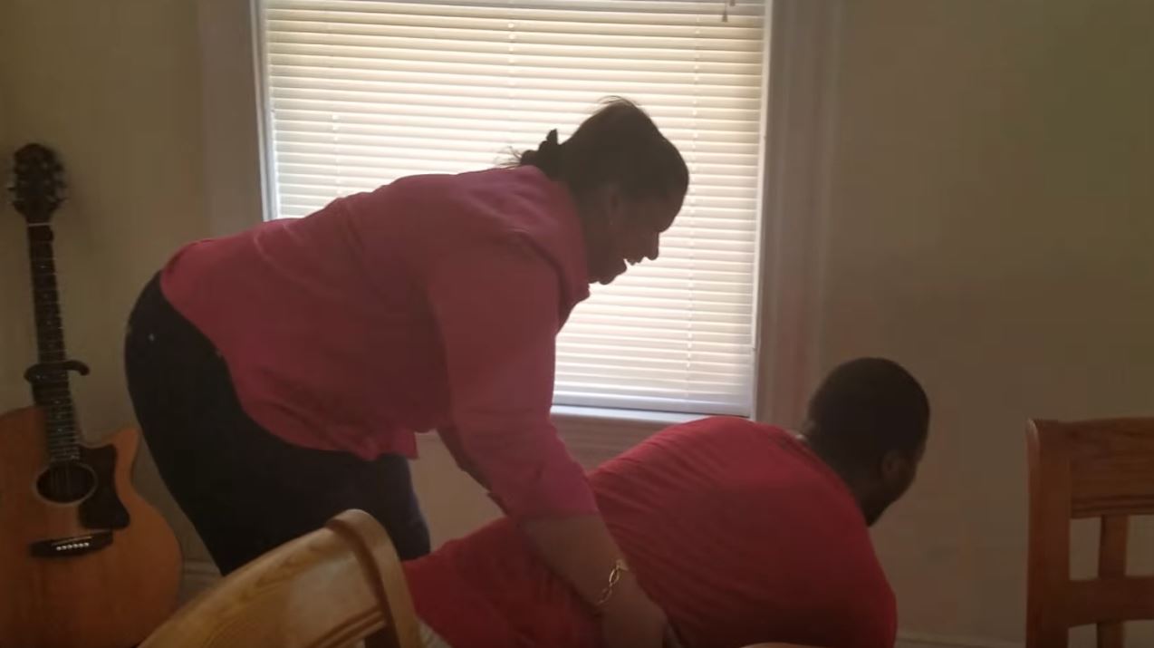 整整10年沒見到媽媽！某天回家老婆「在客廳藏了大驚喜」　慢超多拍「一回頭嚇到跪下來」