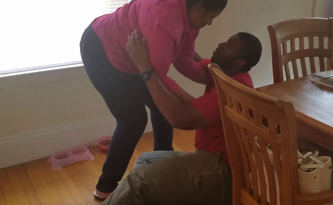 整整10年沒見到媽媽！某天回家老婆「在客廳藏了大驚喜」　慢超多拍「一回頭嚇到跪下來」