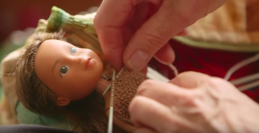 媽媽看不下去「芭比太漂亮」動手怒卸妝！沒想到幫娃娃「換上素服後...」網友讚爆搶著想買！