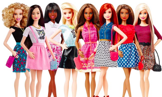 媽媽看不下去「芭比太漂亮」動手怒卸妝！沒想到幫娃娃「換上素服後...」網友讚爆搶著想買！