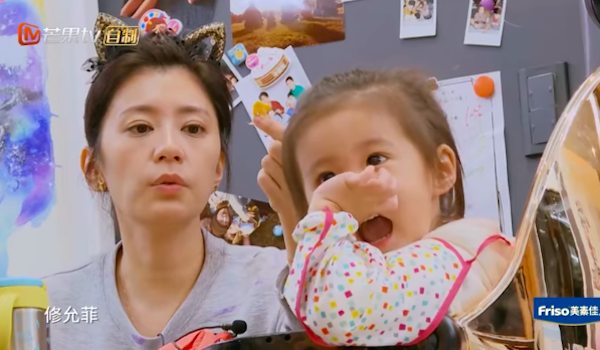 2歲咘咘「察覺媽媽異狀」超貼心！趁賈靜雯不注意「超齡舉動」讓網友大噴淚！